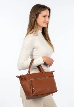 Suri Frey Verkoop -Suri Frey Verkoop 776cd5bceb9144d099bb07245773b76e